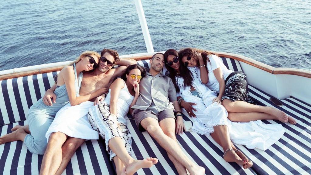 La modelo con un kaftán de Charo Ruiz.