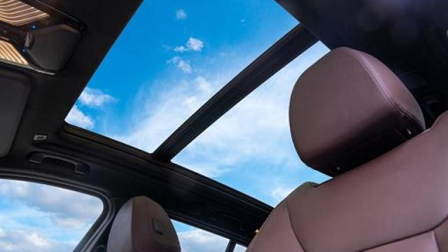 Imagen del techo panorámico de un vehículo.
