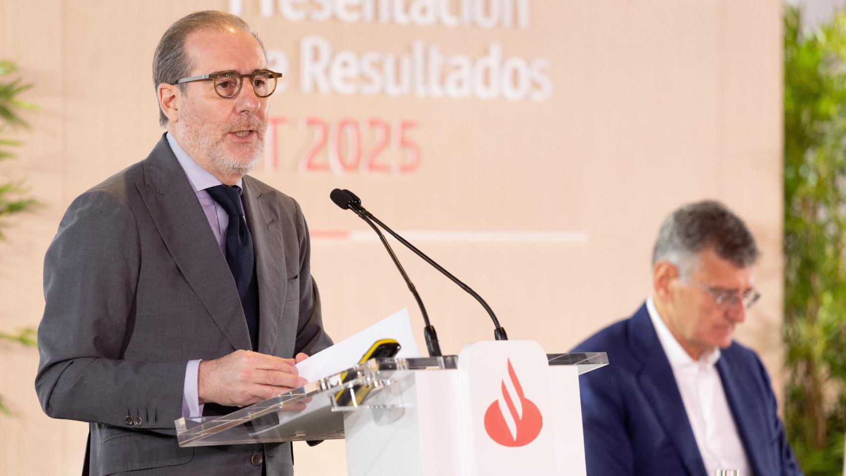 José García Cantera, director financiero de Santander, junto al consejero delegado, Héctor Grisi, este miércoles durante la presentación de resultados del banco.