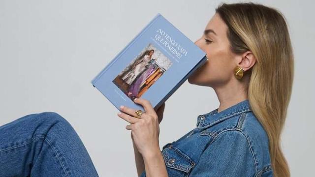 Nat cebrián posando con su libro.