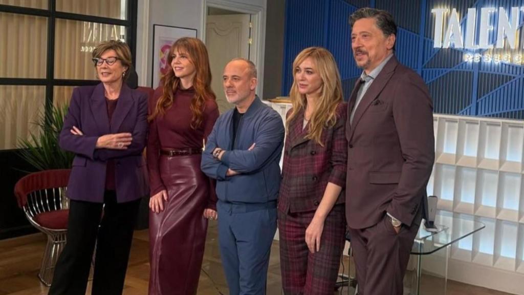 Fiorella Faltoyano, Manuela Velasco, Javier Gutiérrez, Marta Hazas y Carlos Bardem en 'La Agencia'.