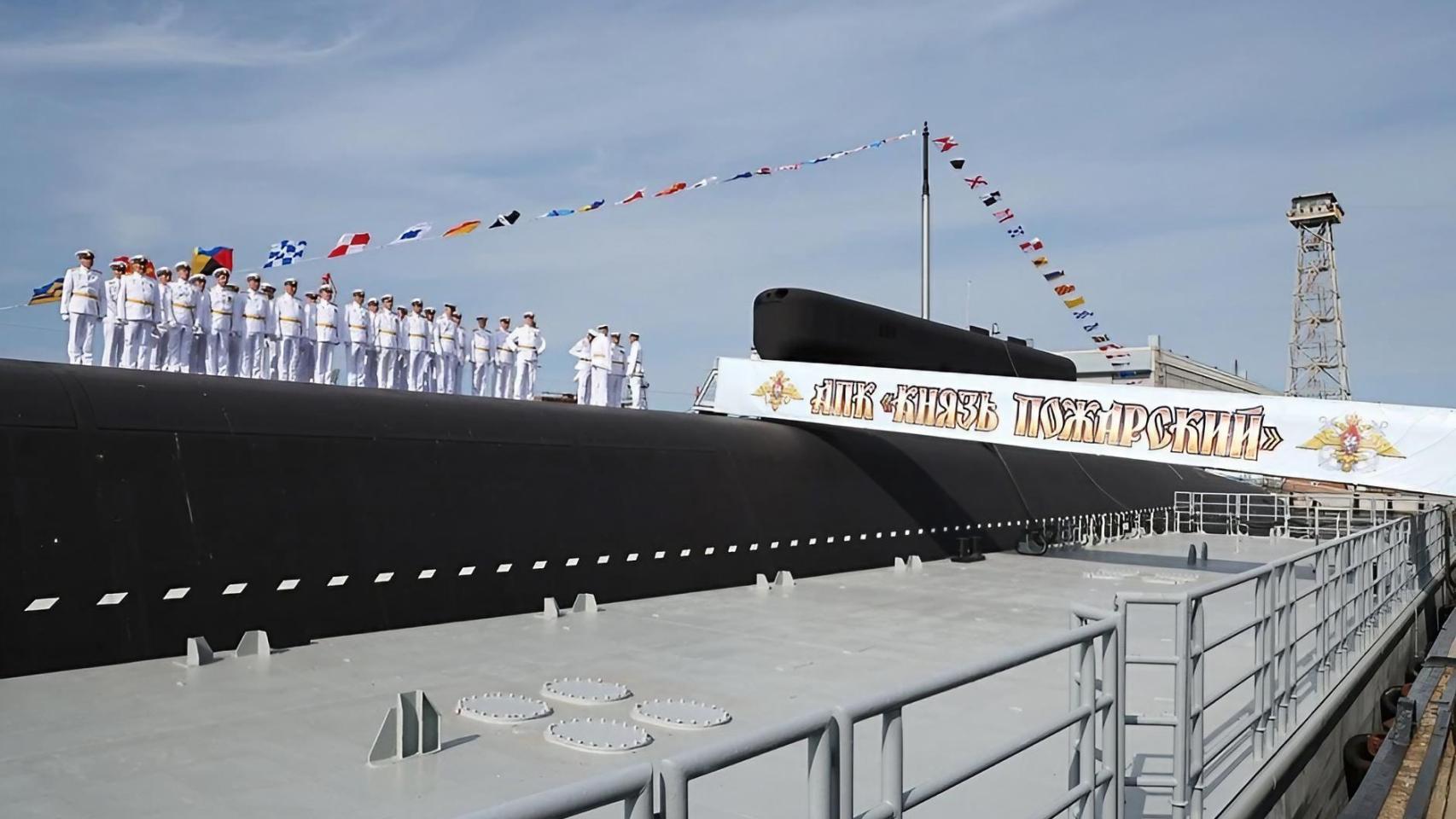 Ceremonia de izado de la bandera del Knyaz Pozharsky