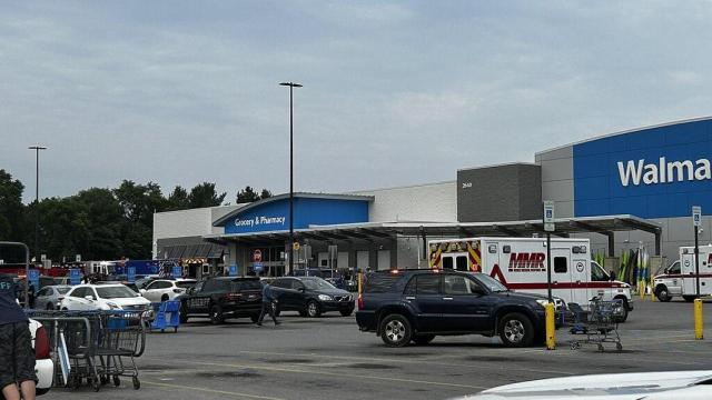 Walmart en Traverse City, Michigan, poco después de un apuñalamiento masivo. Varias ambulancias y patrullas policiales se encontraban en el lugar.