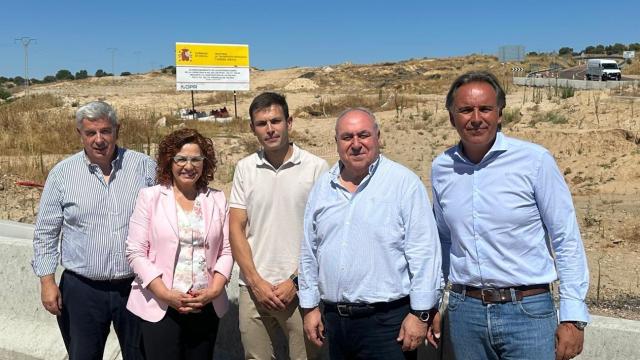 Los senadores toledanos del PP junto con el portavoz del partido en Velada (Toledo).