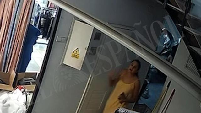 Rosario, saliendo del despacho donde su hermano Felipe está agrediendo a su padre.