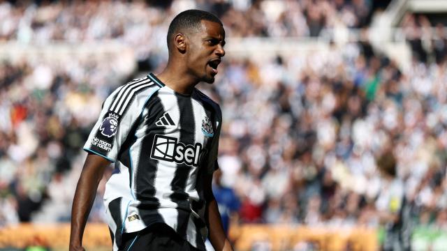 Alexander Isak, durante un partido con el Newcastle