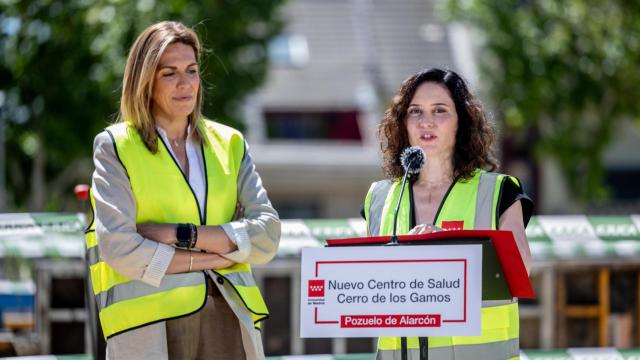 La alcaldesa de Pozuelo de Alarcón, Paloma Tejero y la presidenta de la Comunidad de Madrid, Isabel Díaz Ayuso, durante su visita a las obras de construcción del nuevo Centro de Salud Cerro de Los Gamos.
