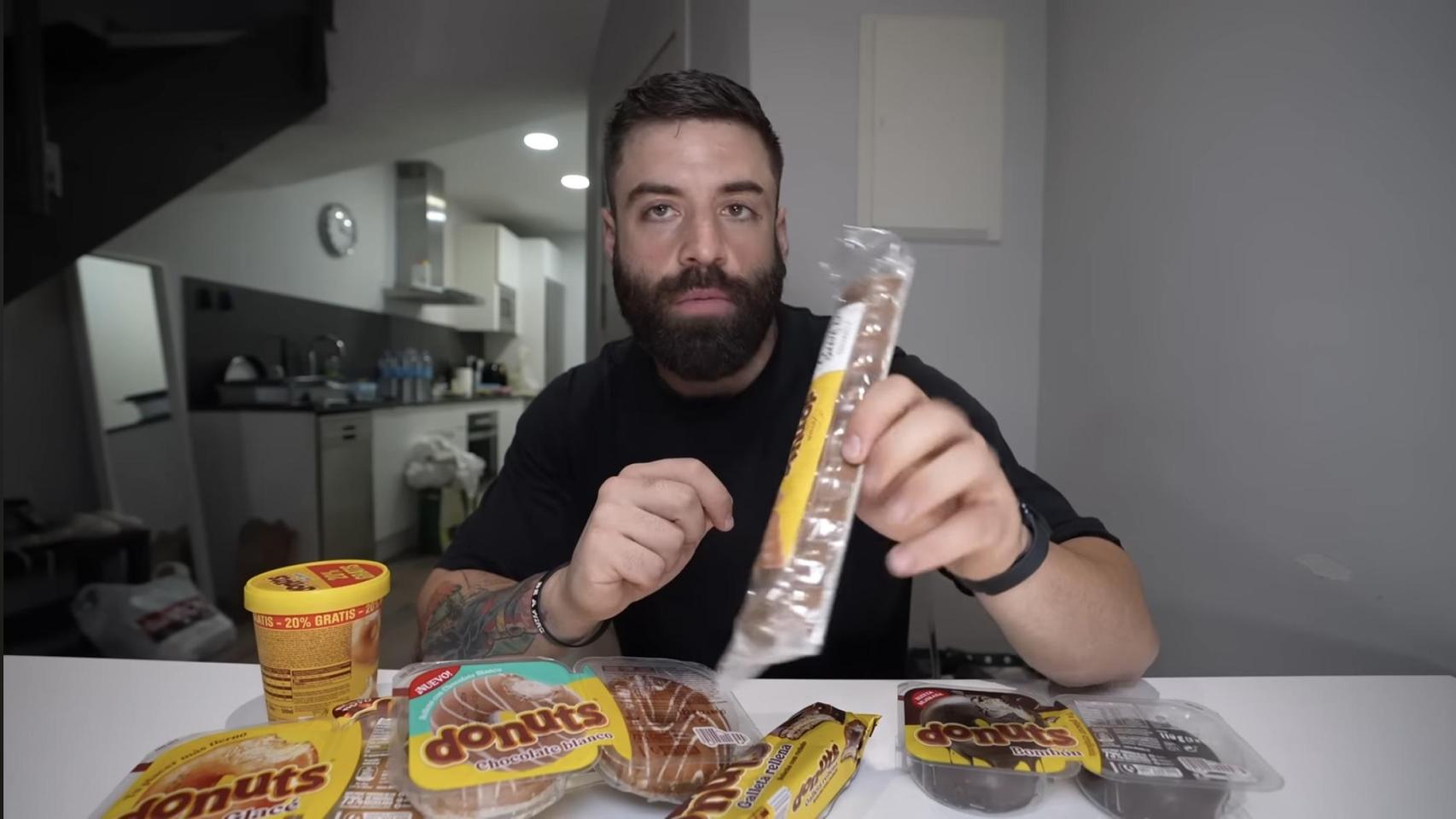 Esttik, 'youtuber' gastronómico probando donuts.
