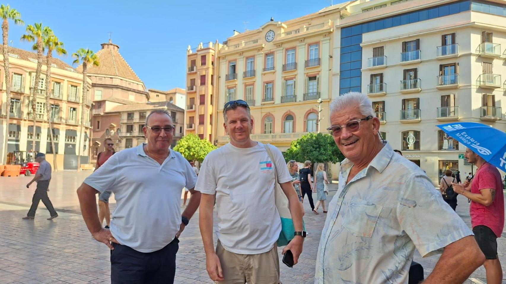 Mario (a la derecha) junto a unos amigos.