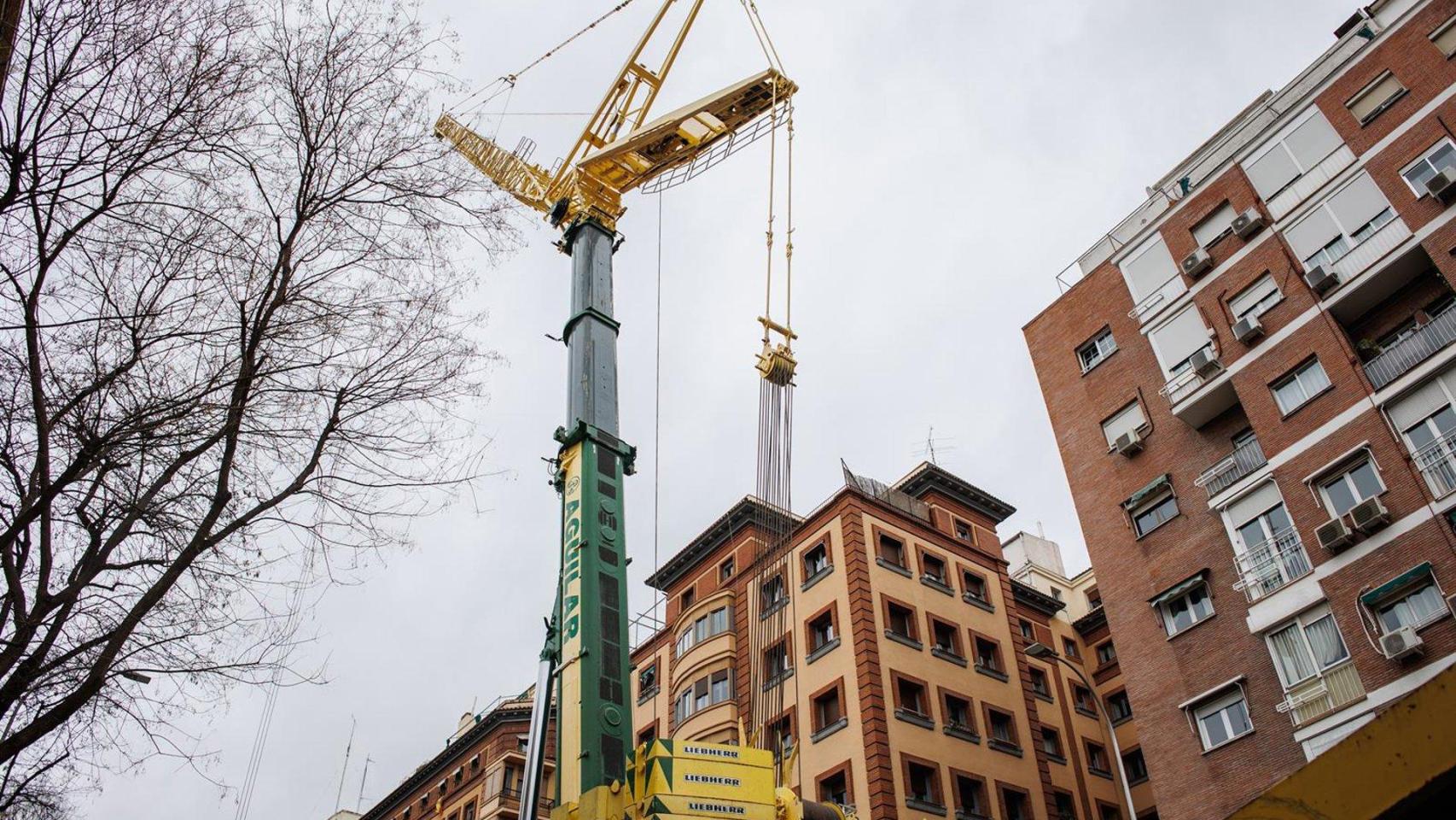 Imagen de archivo de una grúa junto a un edificio