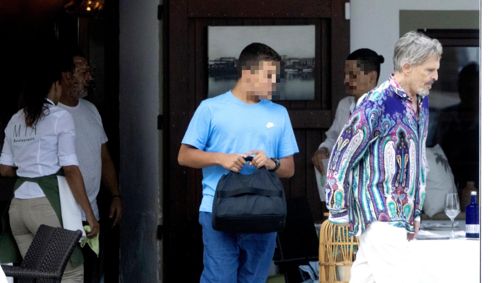 Miguel Bosé junto a uno de sus hijos, a la salida del restaurante donde comieron el pasado martes, día 29.