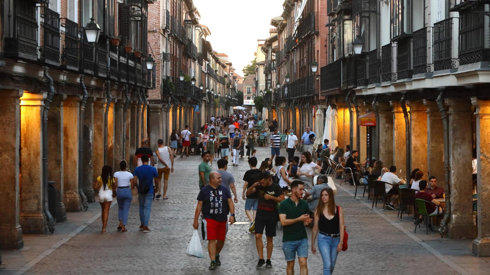 La calle Mayor de Alcalá llena de bares y gente.