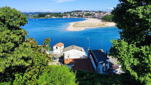 Vista de la ría de A Coruña, con las casas de As Xubias de Abaixo en primer término.