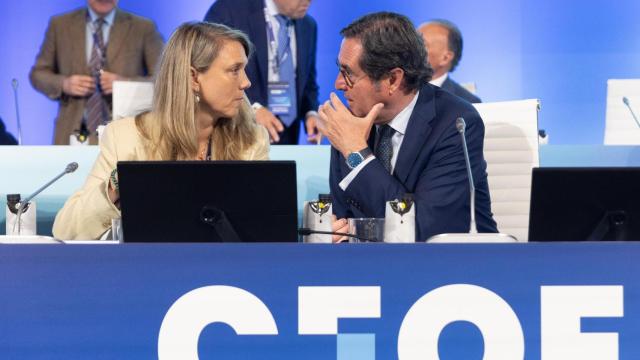 Ángela de Miguel, presidenta de Cepyme, y Antonio Garamendi, presidenta de CEOE.