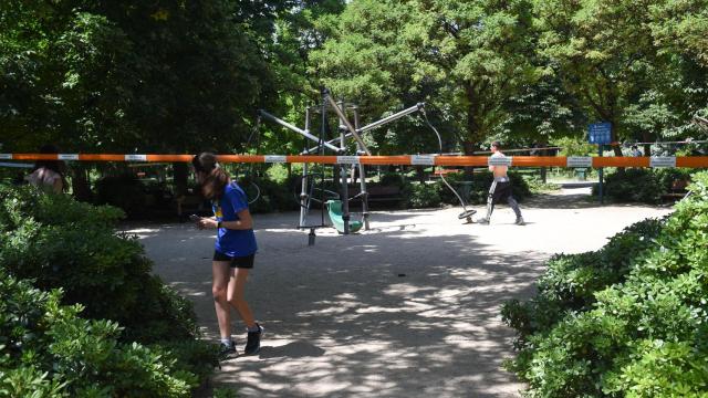 Varias personas esquivan los cierres del parque de El Retiro.