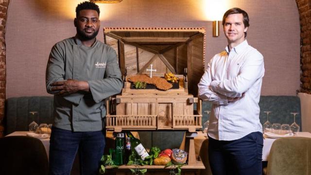 Nicolás Fraile (d), dueño del restaurante Arrabal, junto a Javier Mosquera Palacios (i), cocinero.