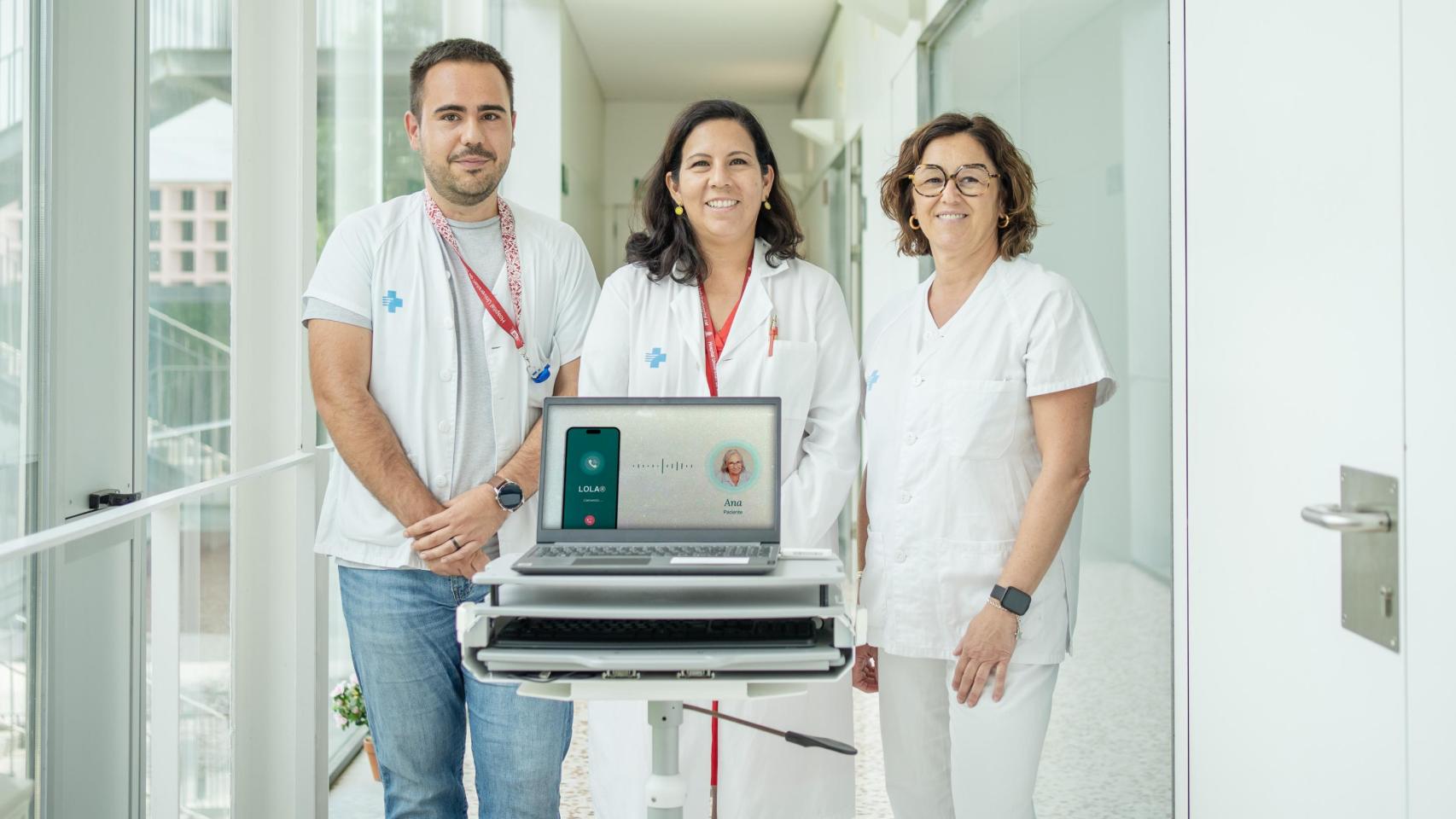 El equipo de la Unidad de Neumología del Hospital de Bellvitge explica el funcionamiento del sistema Lola, una IA desarrollada por Tucuvi que llama a sus pacientes para hacerles seguimiento.