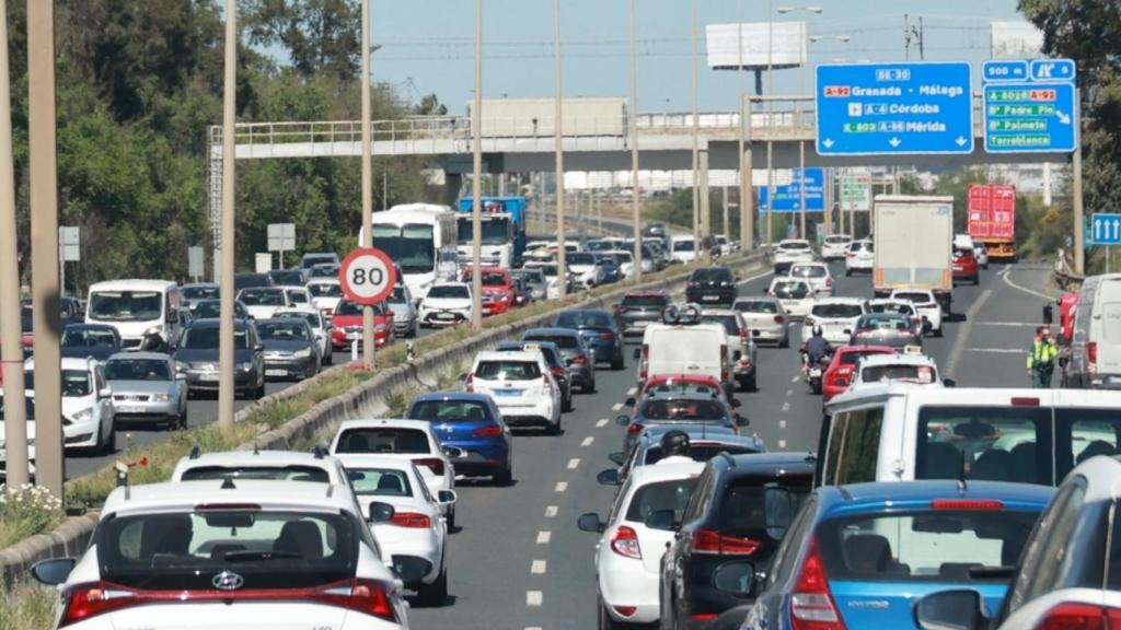 Imagen de un atasco en una carretera andaluza.