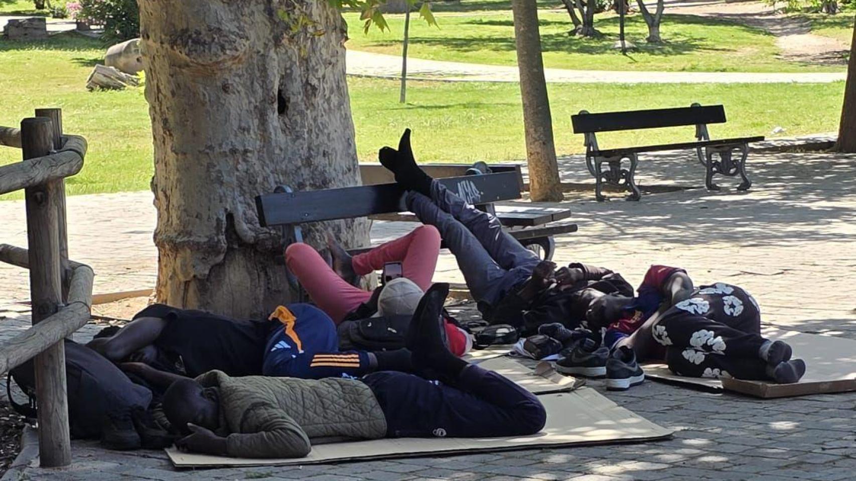 Personas sin hogar durmiendo en el parque Bruil de Zaragoza.