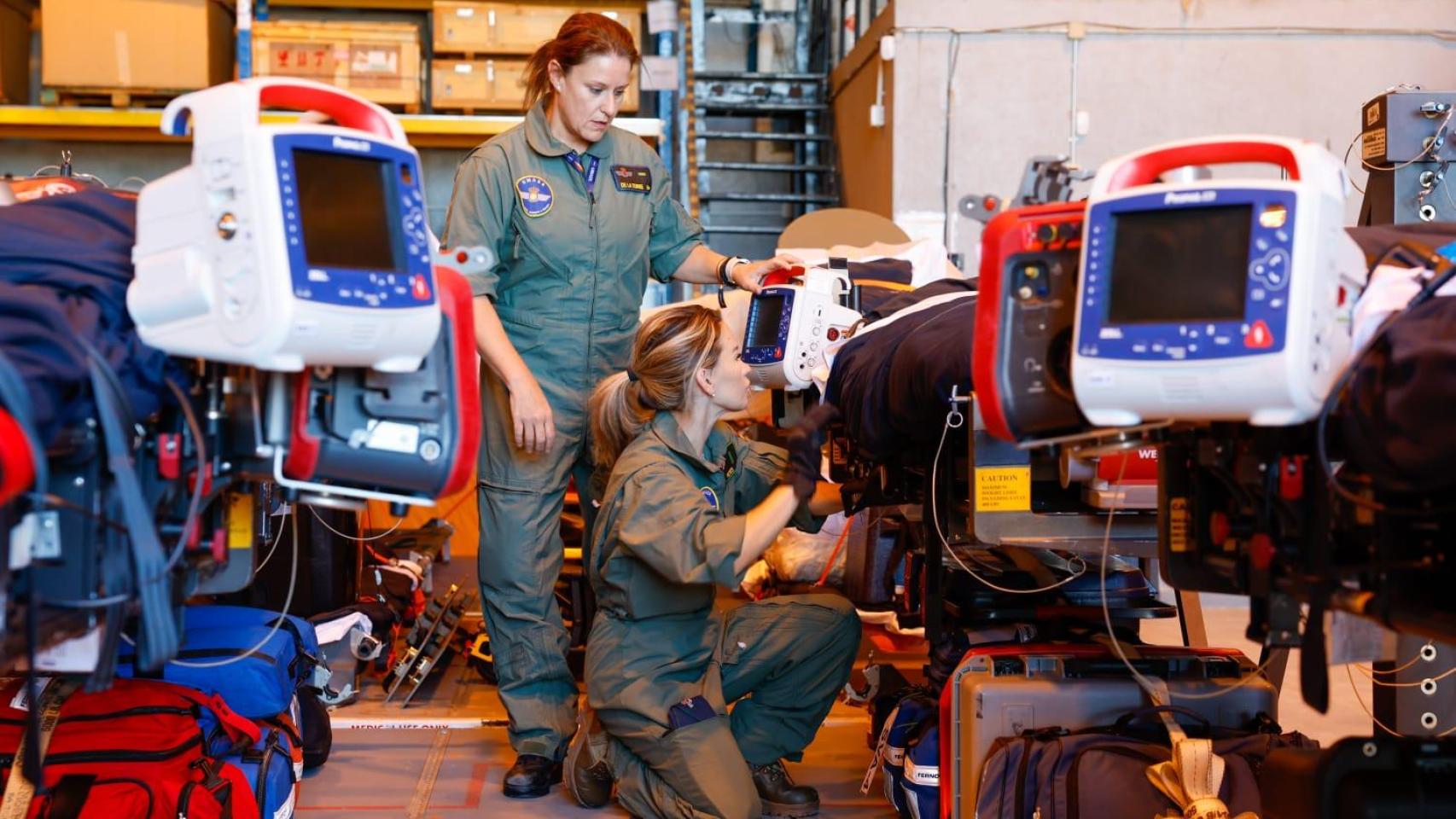 Un grupo de militares de la UMAER prepara los aviones medicalizados A400 del Ala 31 que viajaron de Torrejón de Ardoz a Ammán.