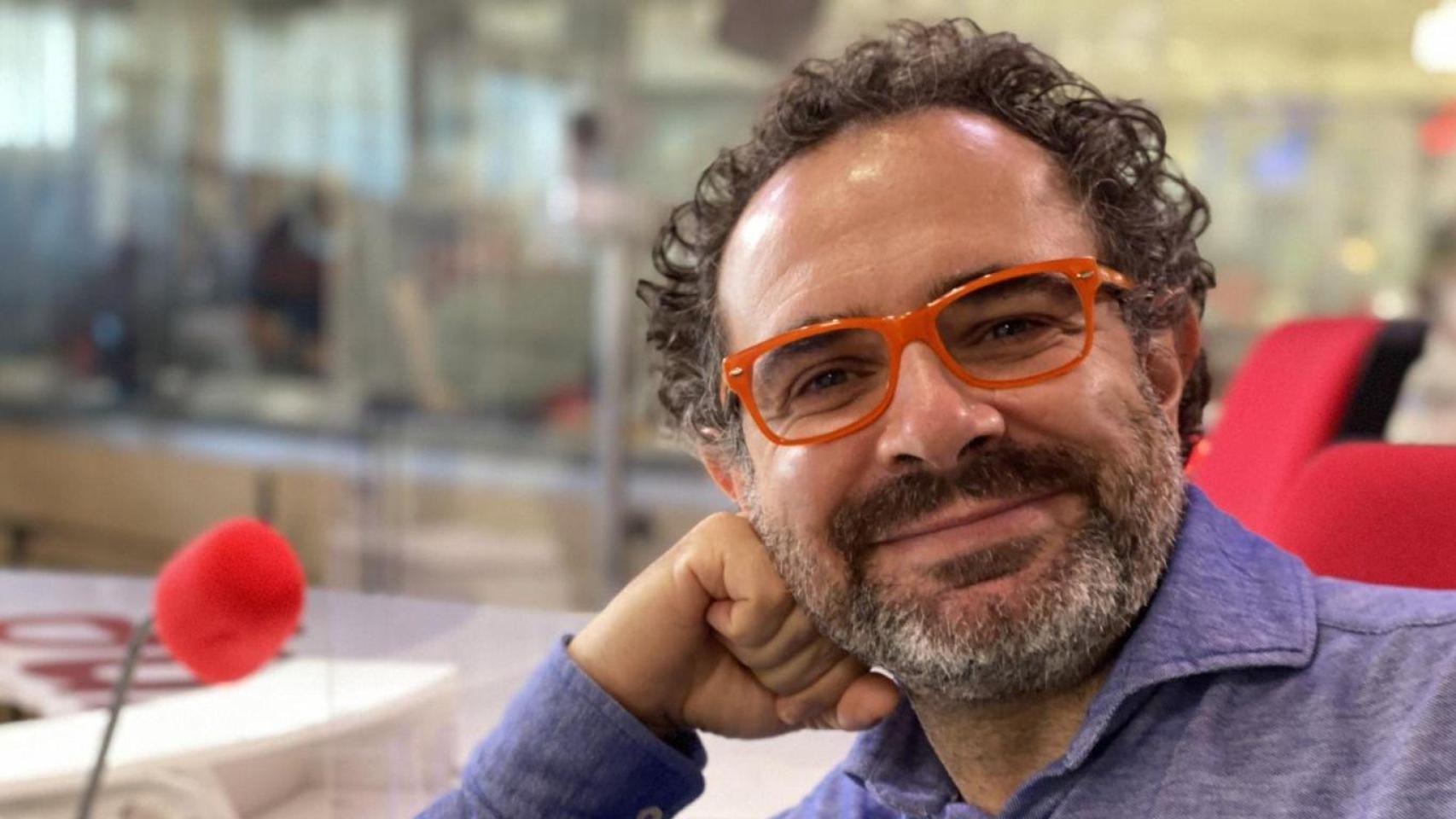 El Mago More durante una entrevista radiofónica.