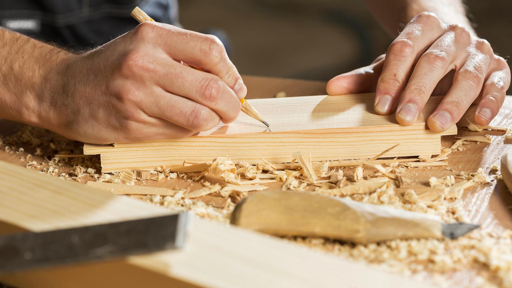 Una persona con un trozo de madera.