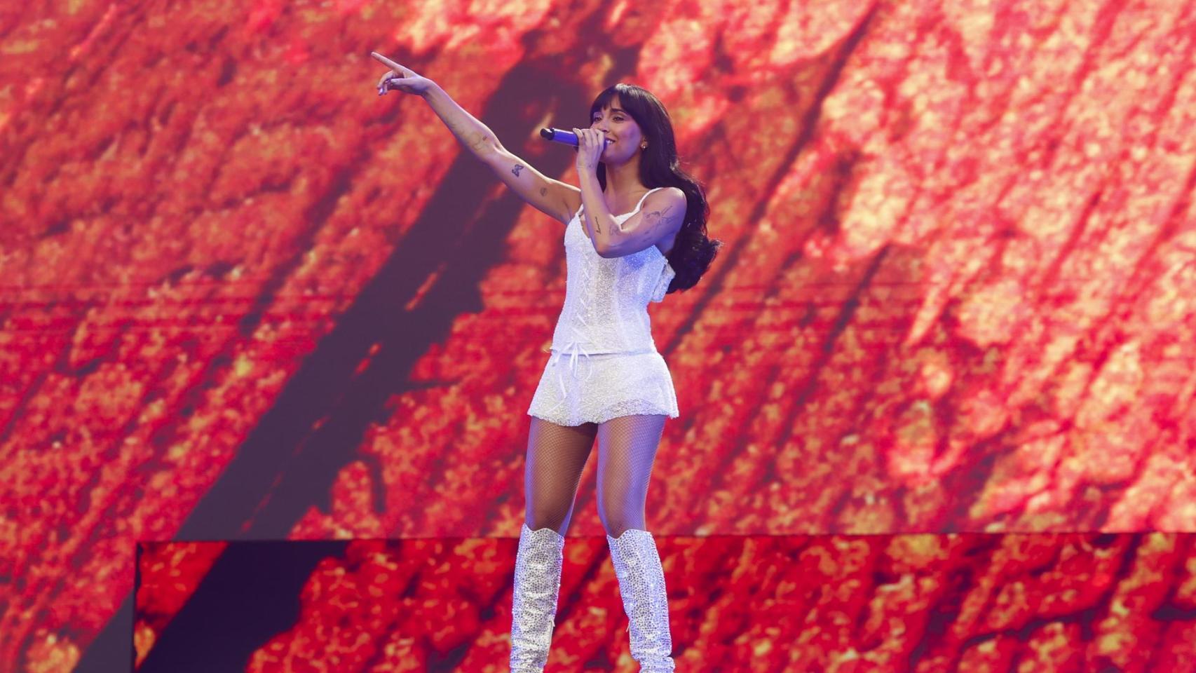 La cantante Aitana durante el concierto ofrecido este jueves en el estadio Metropolitano, en Madrid. EFE/ Juanjo Martin.