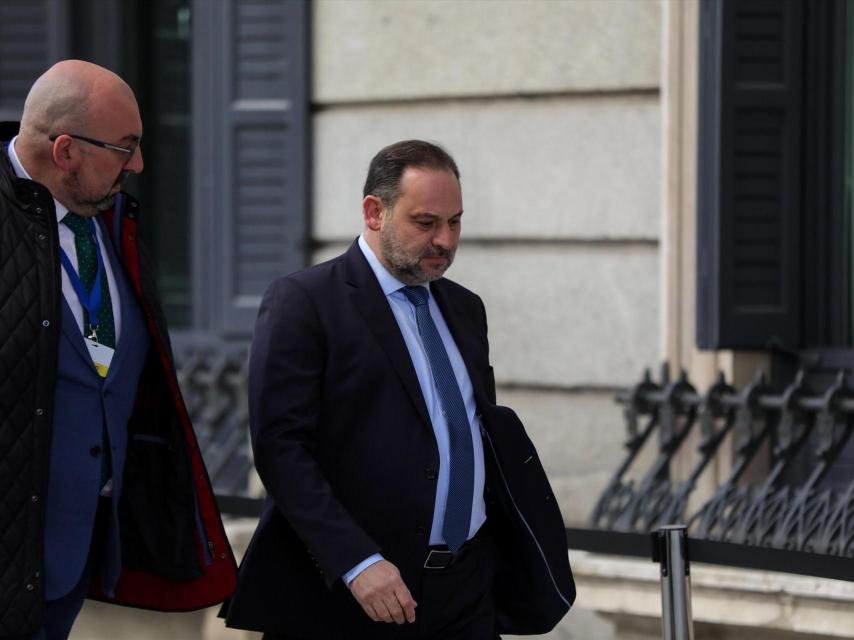Koldo García Izaguirre y José Luis Ábalos a su llegada al Congreso el 7 de enero de 2020.