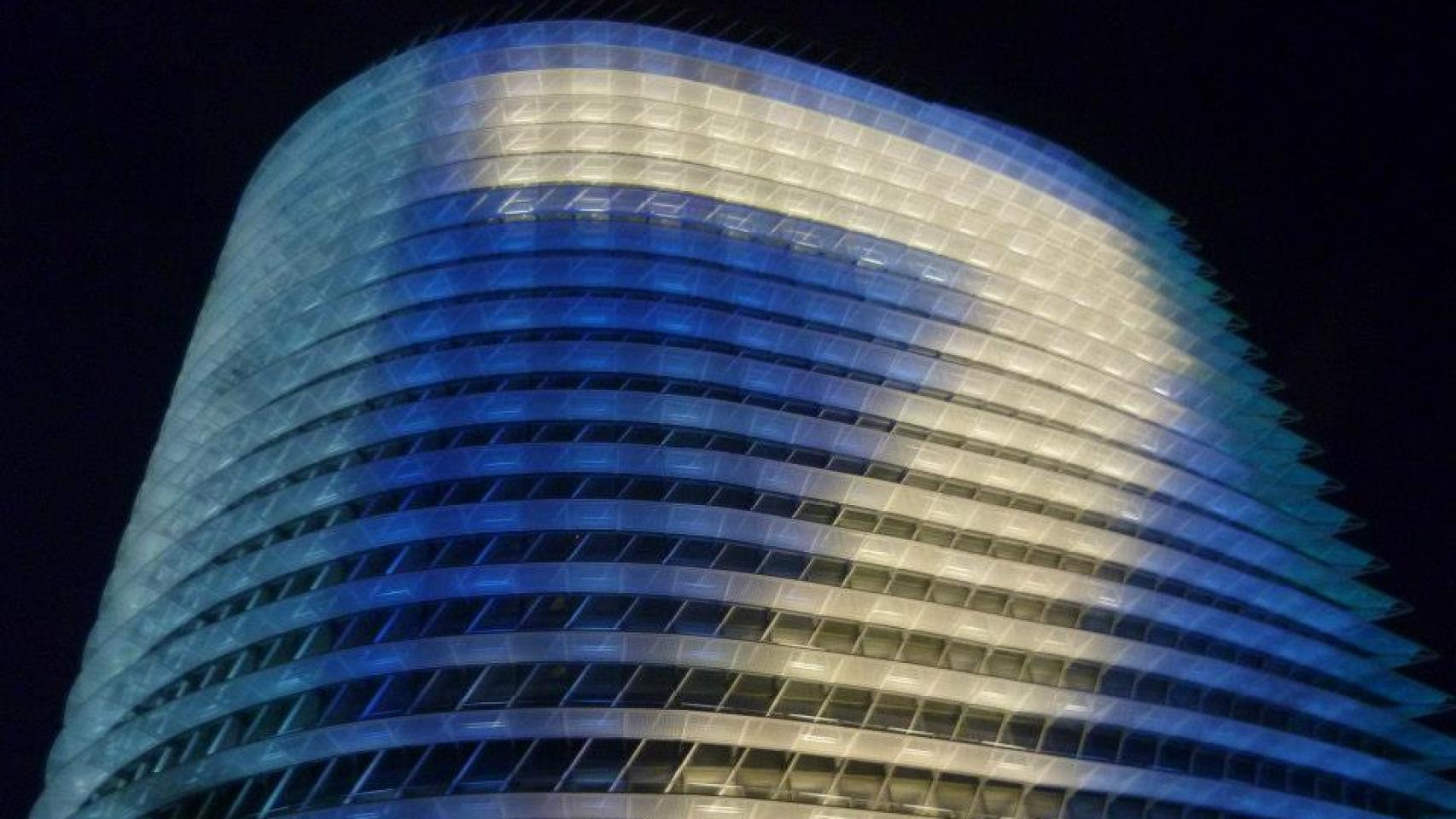 La Torre del Agua, con su iluminación actual.