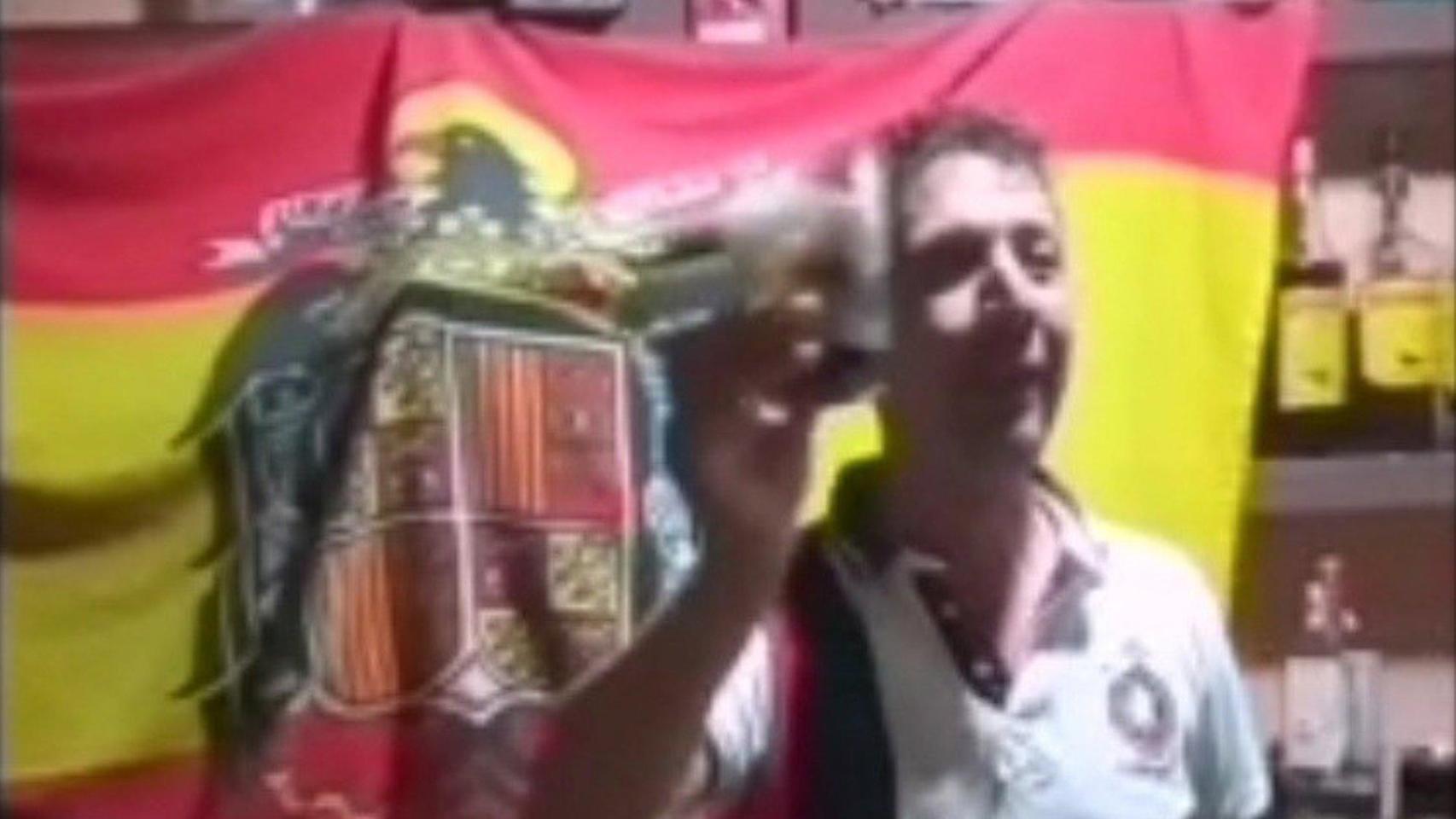 Concejal de San Clemente defiende su brindis ante la bandera franquista