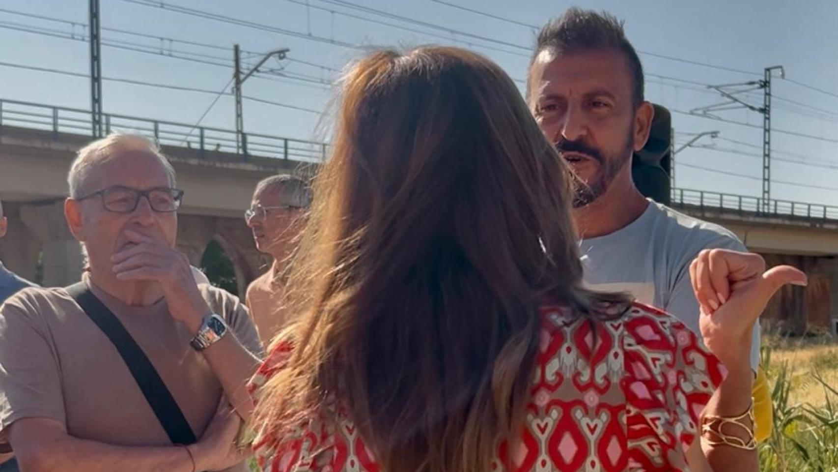 Algunos vecinos del barrio quejándose de la situación a la alcaldesa de Zaragoza, este pasado jueves.