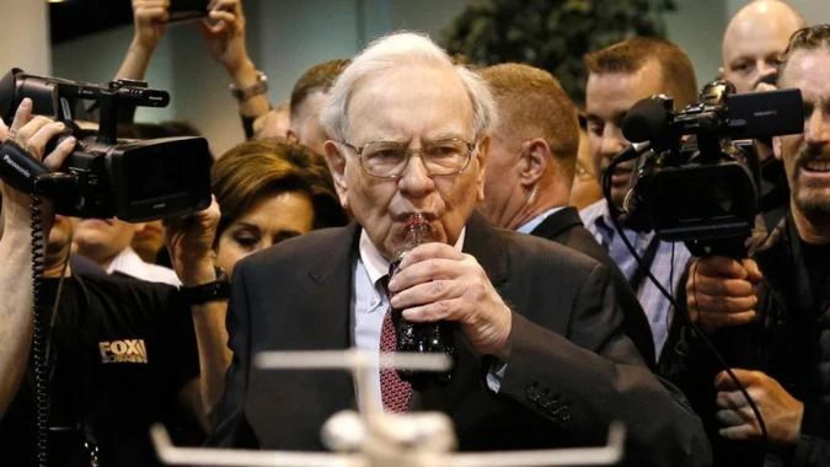 Warrent Buffett, presidente y CEO de Berkshire Hathaway, bebe una Coca-Cola.