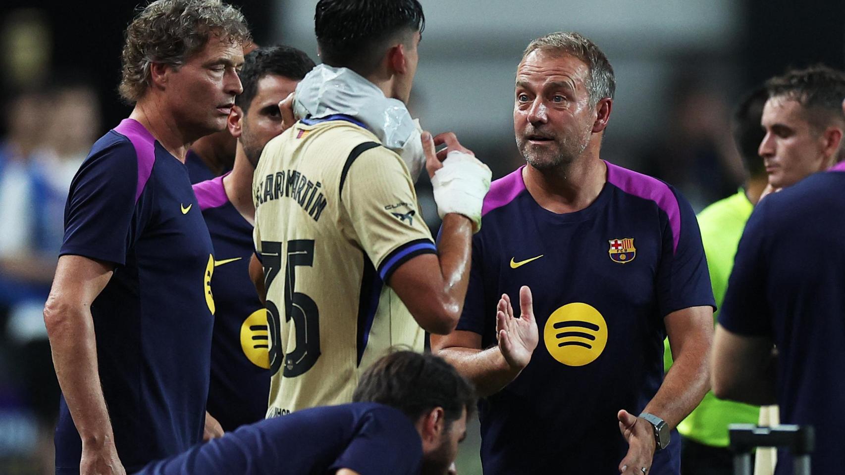 Hansi Flick da instrucciones a Gerard Martín durante la pretemporada del Barça.