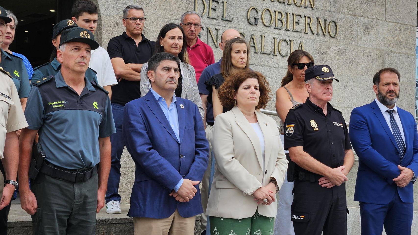 El delegado del Gobierno en Galicia, Pedro Blanco, junto a la subdelegada en A Coruña, María Rivas, en un minuto de silencio celebrado este viernes por el asesinato de una mujer en Navarra.