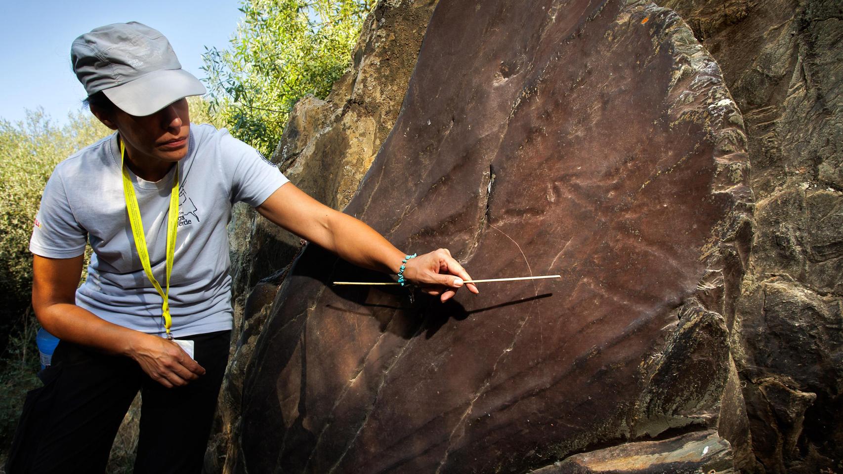 En la imagen Cristina Antón, guía del Yacimiento arqueológico de Siega Verde, muestra grabados del Paleolítico superior de entre 17000 y 20000 años de antigüedad.