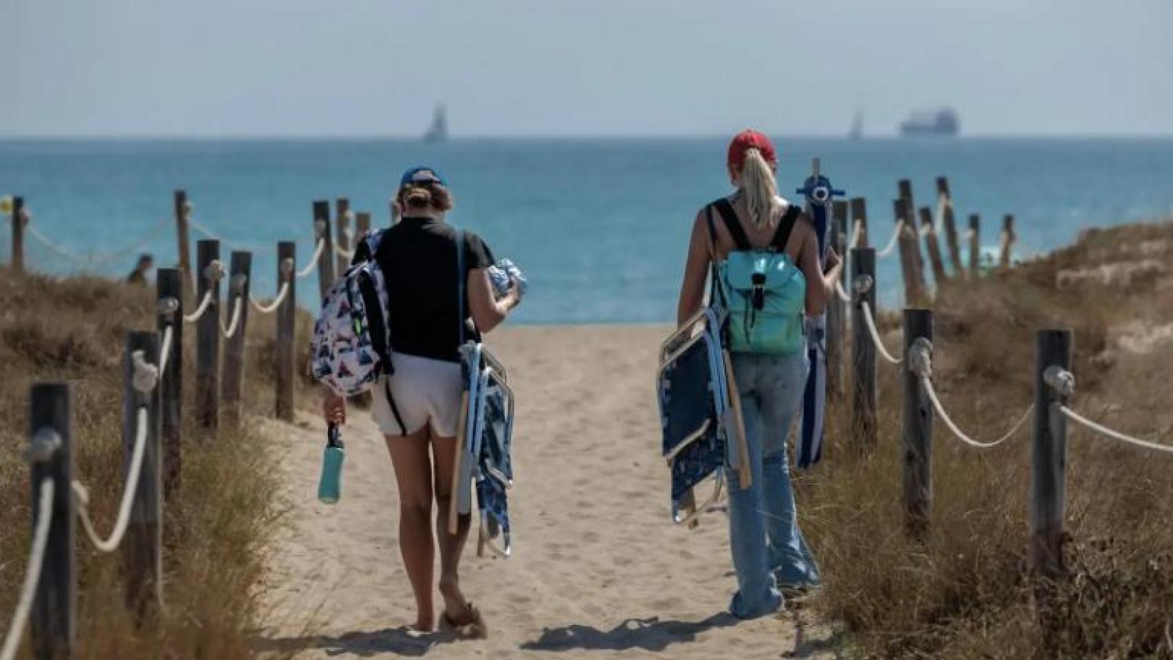 Imagen de dos mujeres yendo a la playa.