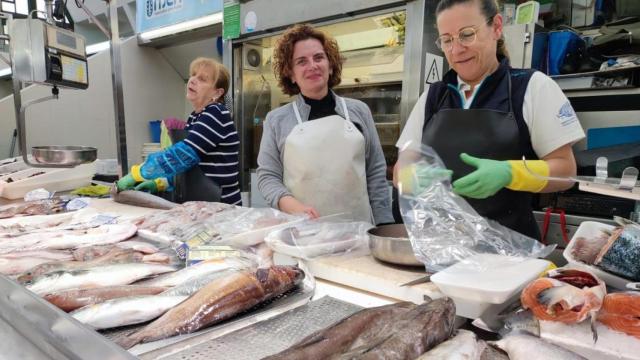 Placeras del mercado de San Agustín venden pescado.