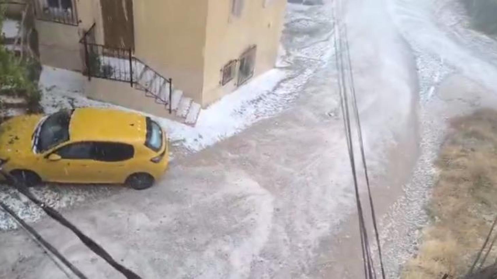 Una fuerte tormenta de lluvia y granizo ha descargado en La Vegallera, en la localidad albaceteña de Molinicos.