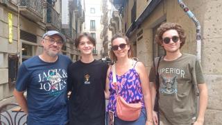 Fabien, Maëlle, Delphine y Camille en una calle céntrica de Alicante.
