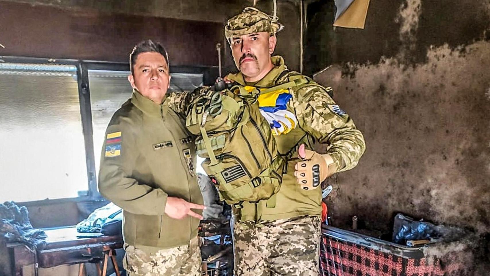 Mauricio, a la izquierda, durante su primer servicio en una posición de trincheras en Avdivka (Ucrania) junto a otro soldado.