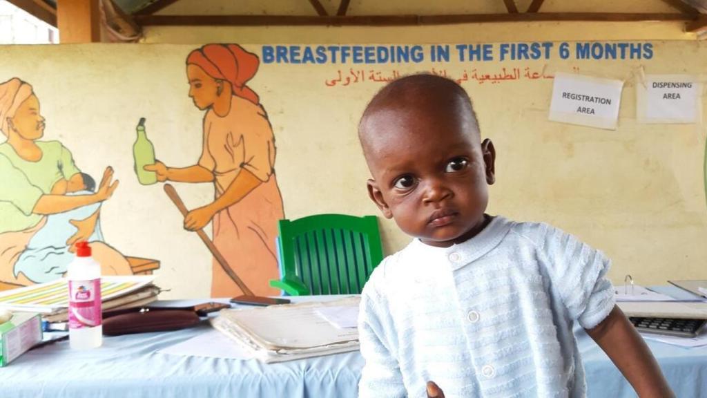 Un bebé lactante que participa en un programa de World Vision.