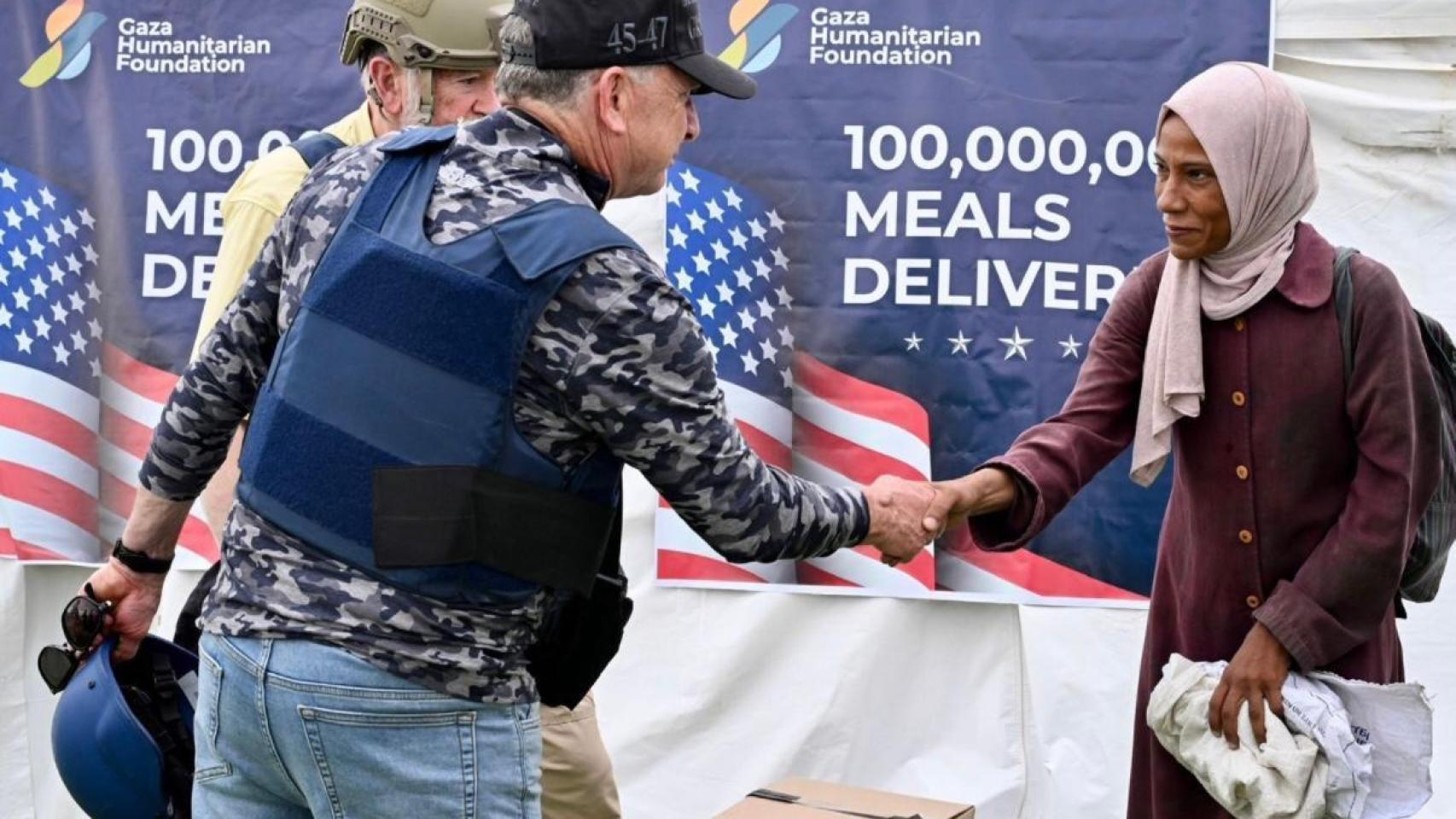 Witkoff durante su visita a un punto de entrega de comida en Gaza.