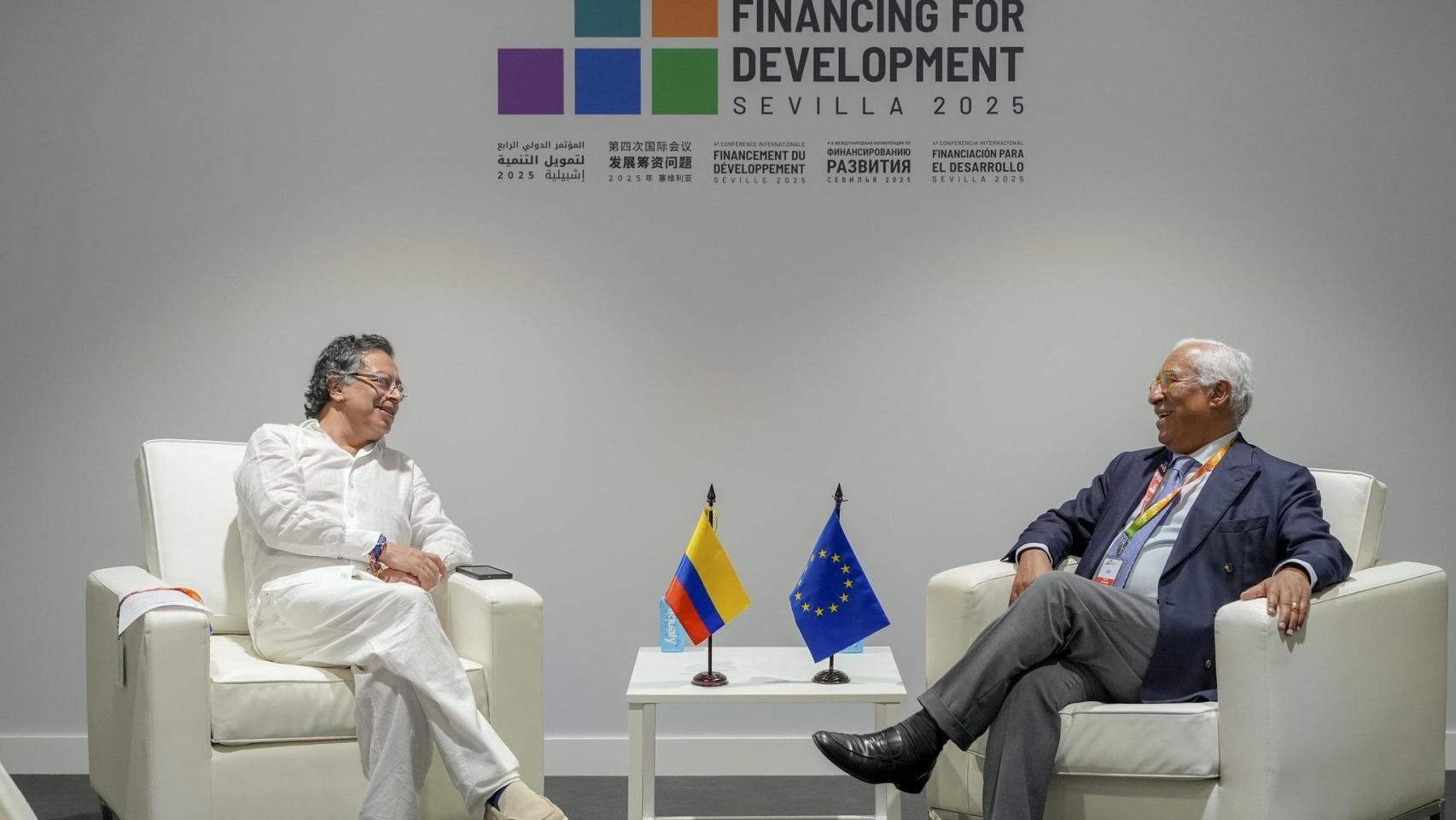 El presidente de Colombia, Gustavo Petro, y el presidente del Consejo Europeo, António Costa, reunidos en un foro el pasado junio.