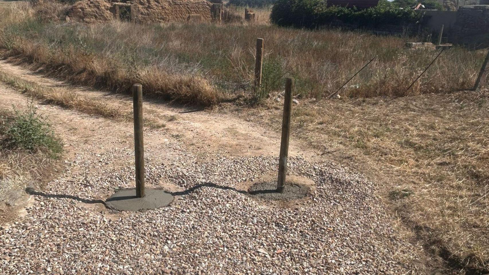 Imagen de un camino cortado al tráfico.