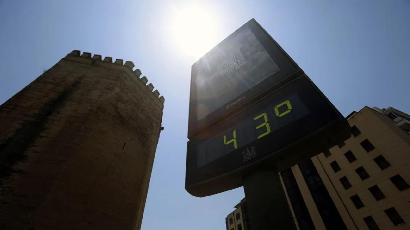 Imagen de archivo de un termómetro de calle en Córdoba.