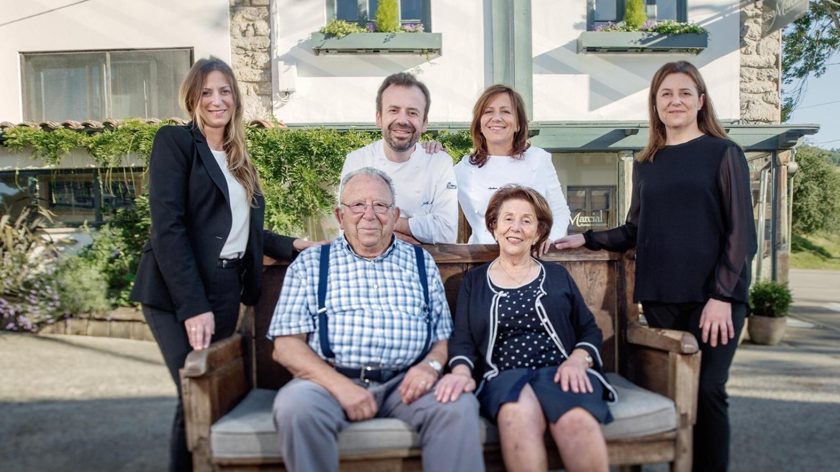 Marcia Manzano con su mujer Olga Sánchez y sus cuatro hijos frente a Casa Marcial