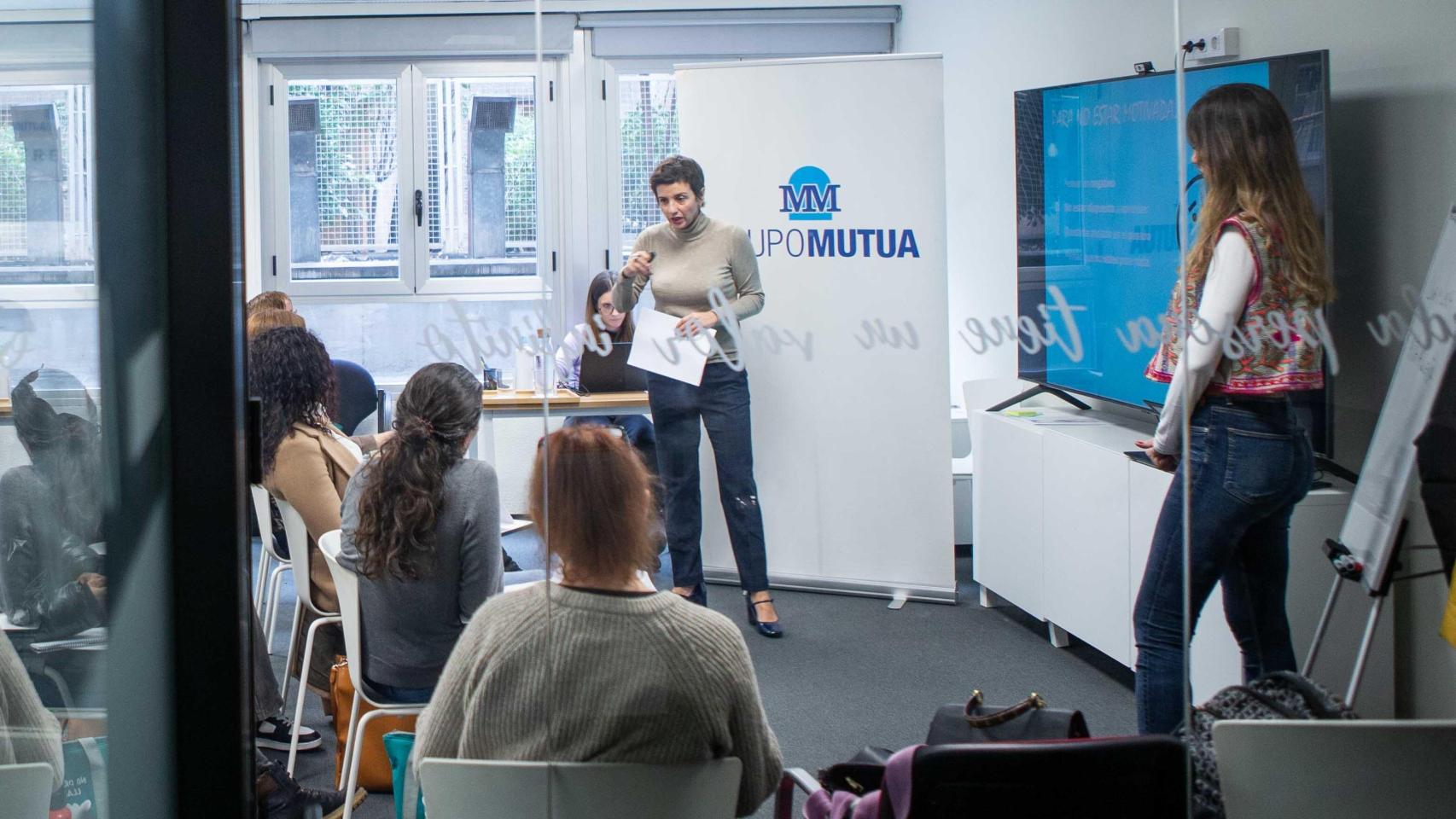 Lina Marcela impartiendo un taller formativo en la última edición del proyecto 'JUNTAS contra la violencia de género'..