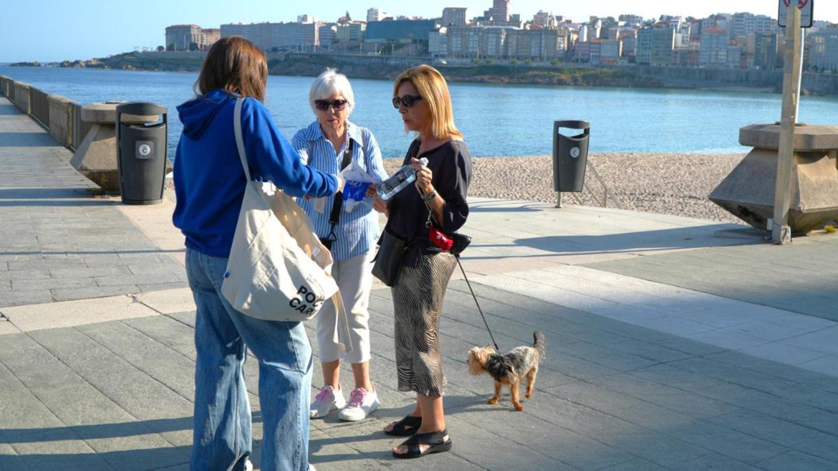 A Coruña cierra la campaña contra los excrementos de perro en la calle con 73 sanciones