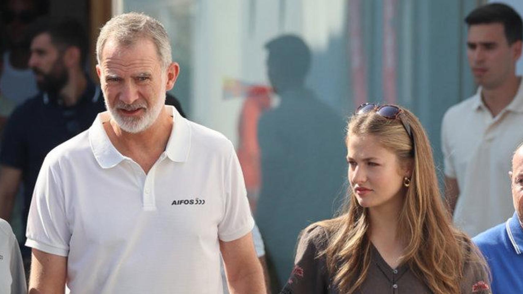 Este sábado, la princesa Leonor ha aparecido por sorpresa junto a su padre en el Real Club Náutico de Mallorca.