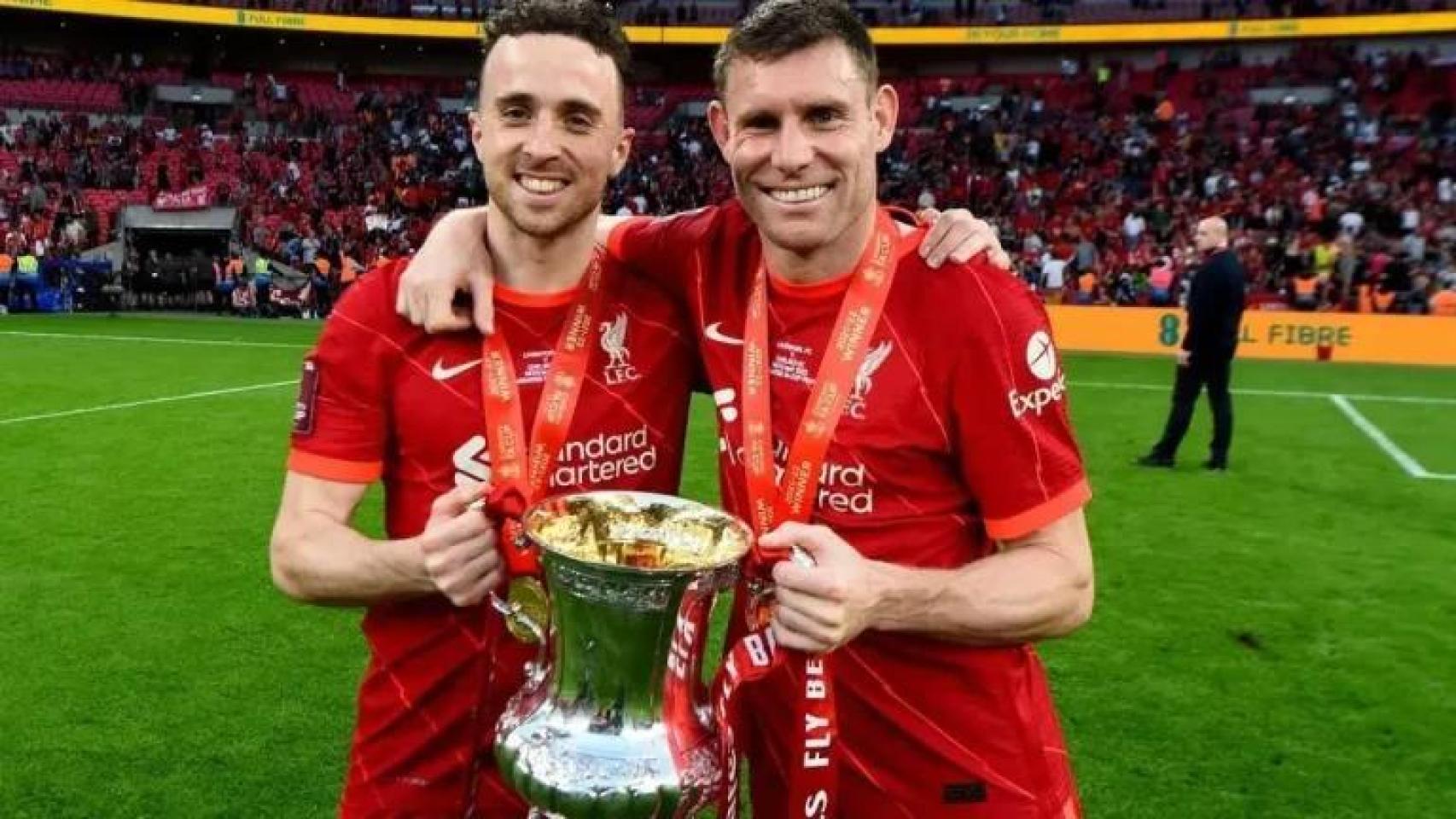 Diogo Jota y James Milner celebran el título de la Carabao Cup.